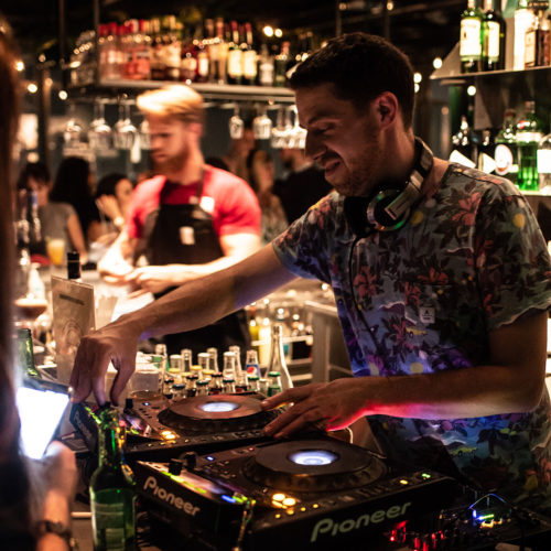 En DJ som spelar lite skön musik